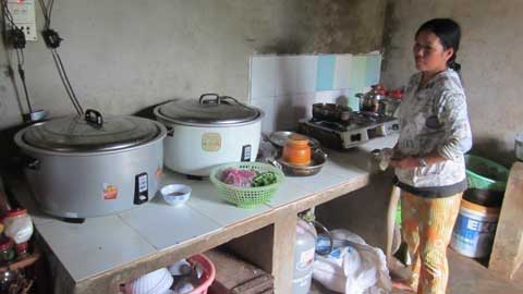 Gia đình nuôi cả trăm người điên - 2