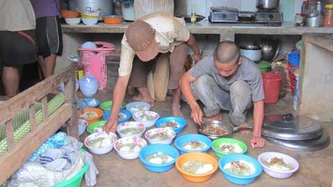 Gia đình nuôi cả trăm người điên - 3