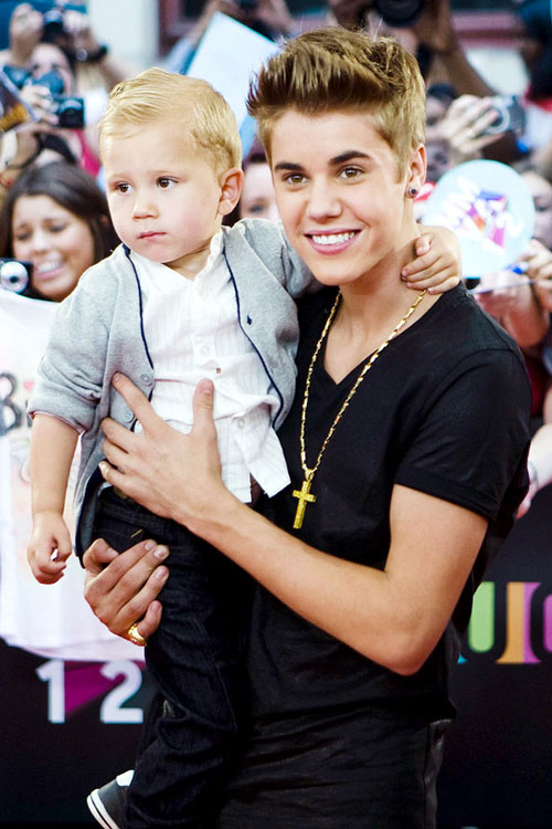 Bất ngờ nhan sắc anh chị em nhà sao - 1