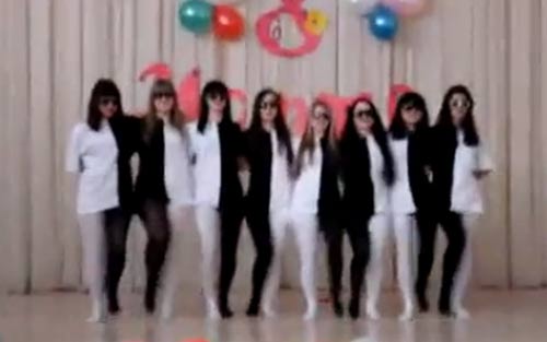 Top clip hài: Biểu diễn bằng môi và râu - 1