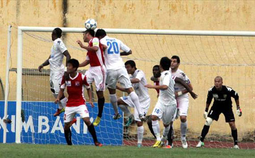 HLV Trần Bình Sự bức xúc tố trọng tài - 2