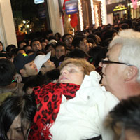 Tin tức trong ngày - Khách nước ngoài ngất xỉu vì đi đón năm mới ở HN