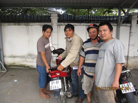 “Hiệp sĩ” đá văng dao, lấy lại xe bị trộm - 2