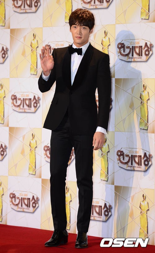 Lee Min Ho tạo dáng lạ bên dàn sao “khủng” - 3