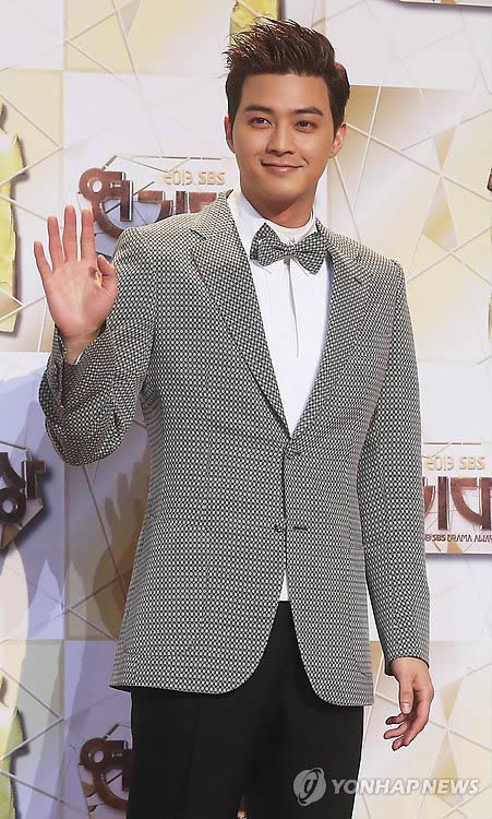 Lee Min Ho tạo dáng lạ bên dàn sao “khủng” - 5