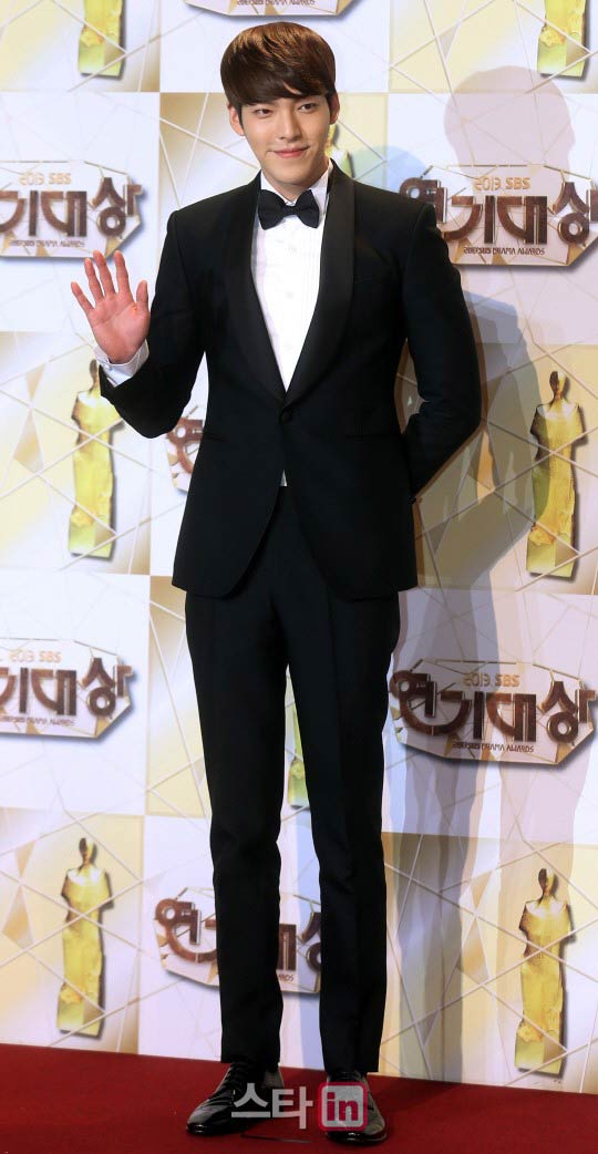 Lee Min Ho tạo dáng lạ bên dàn sao “khủng” - 7