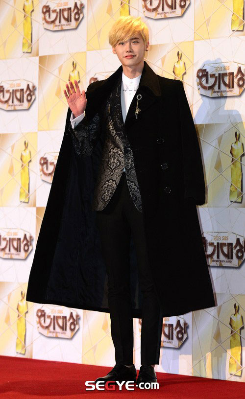 Lee Min Ho tạo dáng lạ bên dàn sao “khủng” - 2