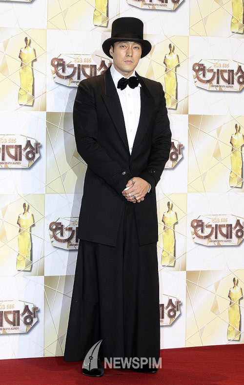 Lee Min Ho tạo dáng lạ bên dàn sao “khủng” - 4