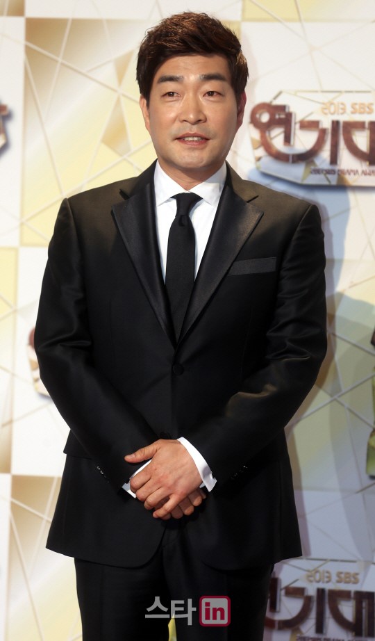 Lee Min Ho tạo dáng lạ bên dàn sao “khủng” - 7