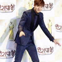Phim - Lee Min Ho tạo dáng lạ bên dàn sao “khủng”