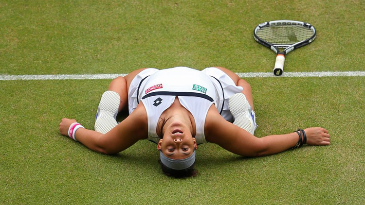 Marion Bartoli đánh bại Kirsten Flipkens ở bán kết Wimbledon 2013. Sau đó, tay vợt người Pháp còn hạ luôn của Sabine Lisicki ở chung kết. Và chỉ vài tháng sau, cô gây sốc làng banh nỉ khi tuyên bố giã từ sự nghiệp vì chấn thương.
