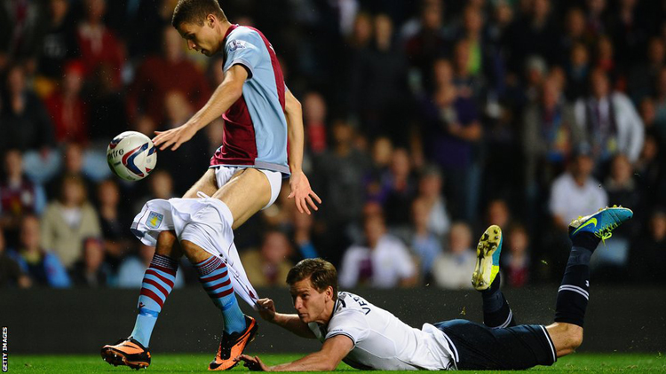 Hậu vệ Jan Vertonghen của Tottenham kéo quần tiền đạo Nicklas Helenius của Aston Villa ở vòng 3 League Cup. Trận đó, Spurs thắng 4-0 trên sân Villa Park.
