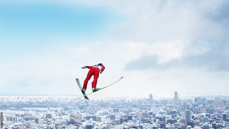 VĐV Kento Sakuyama của Nhật Bản bay trên không ở giải Ski Jumping World Cup ở SVĐ Okurayama.
