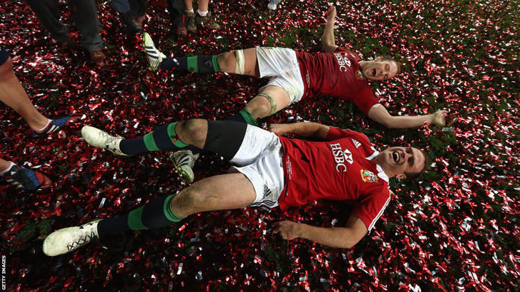 Alun Wyn Jones và Jamie Roberts vui mừng trong chiến thắng sau khi Vương quốc Anh đánh bại Áo 41-16 ở trận chung kết.
