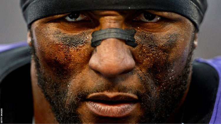 Ray Lewis giúp&nbsp;CLB Baltimore Ravens vô địch Super Bowl trong trận chung kết NFL.
