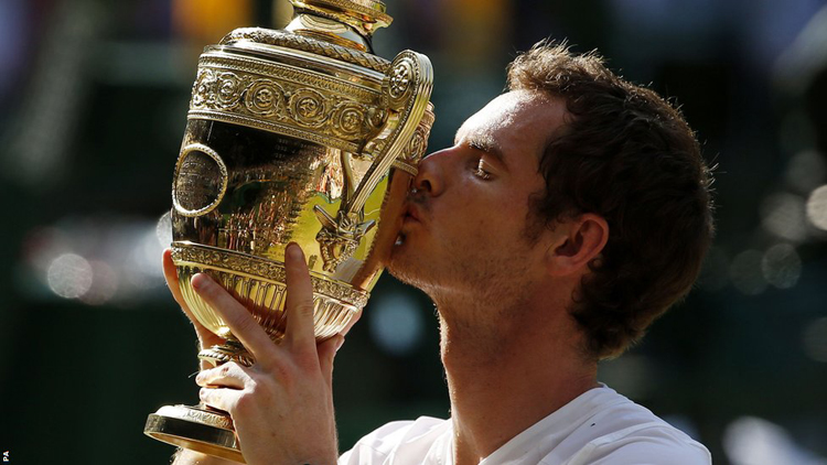 Andy Murray hôn chiếc cúp vô địch Wimbledon sau khi trở thành người Vương quốc Anh đầu tiên vô địch đơn nam kể từ Fred Perry năm 1936.
