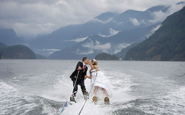 Cặp uyên ương Cam Auge và Caylee Wasilenko có một đám cưới khác lạ trên biển. Họ trao nhau nụ hôn khi đang trượt sóng ở vịnh Bedwell Bay tại phía Bắc Vancouver, Canada.
