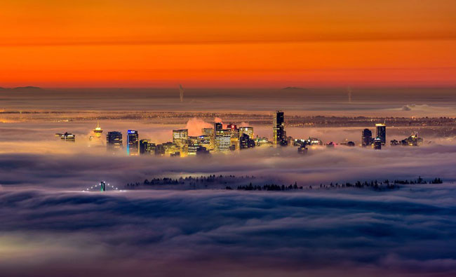 Vancouver được trải thảm trong sương mù dày đặc với tòa nhà chọc trời của thành phố như đang nhô ra trên “những đám mây”.
