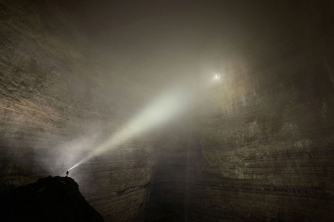 Một nhóm các chuyên gia thám hiểm hang động và các nhiếp ảnh gia đã khám phá ra hang động ẩn mà trước đây chưa từng được biết trên địa bàn tỉnh Chongquing của Trung Quốc.
