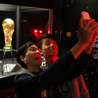 Bóng đá - Xếp hàng dài ngắm Cup vàng World Cup