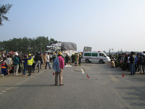 Hai xe tải tông nhau, 3 người chết và bị thương - 1