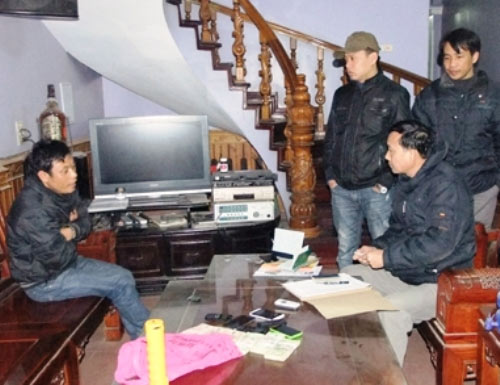 Bắt 2 cặp vợ chồng đưa ma túy từ Lào về Việt Nam - 1