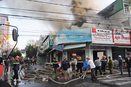 Cháy lớn hàng loạt cửa hàng cạnh TT Thương mại - 1