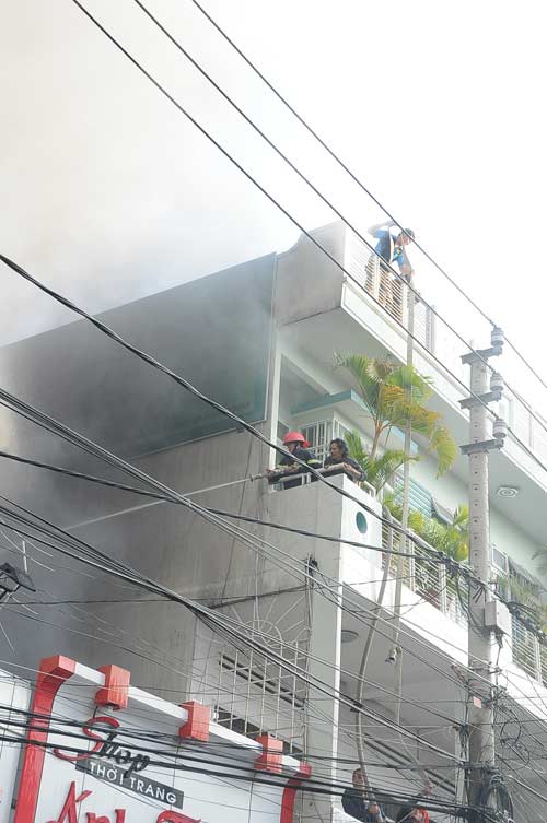 Cháy lớn hàng loạt cửa hàng cạnh TT Thương mại - 4