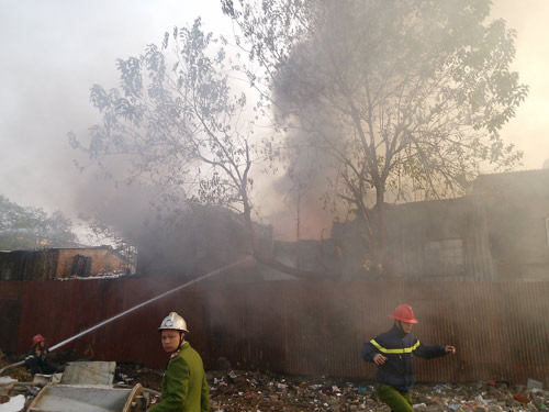 HN: Cháy khu ổ chuột gần nhà khách La Thành - 1