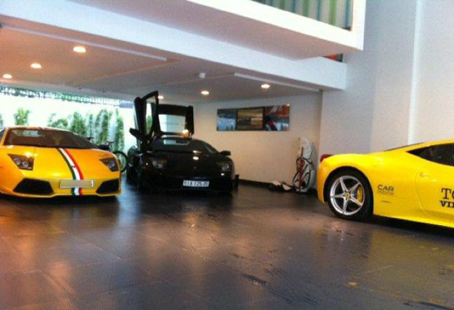 2 chiếc Lamborghini Murcielago và Ferrari 458 italia màu vàng, trong gara của Cường Đô La.
