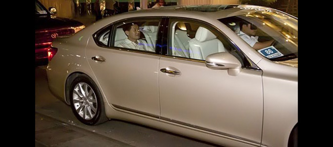 Ngoài Rolls-Royce, Bentley, người ta còn nhiều lần nhìn thấy ông Jonathan Hạnh Nguyễn ngồi trên chiếc xế sang Lexus và đặc biệt là Maybach 62S.
