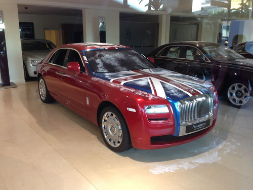 Rolls-Royce Ghost phủ cờ Anh bắt mắt - 7