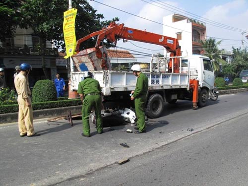 Tông xe tải đang dừng, một người chết - 2