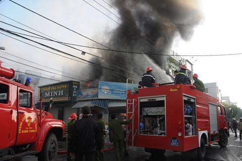 Cháy hàng loạt cửa hàng: Thiệt hại hơn 9 tỉ đồng - 1