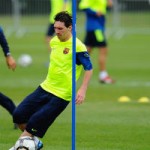 Bóng đá - Messi sút bóng từ sau khung thành vào gôn