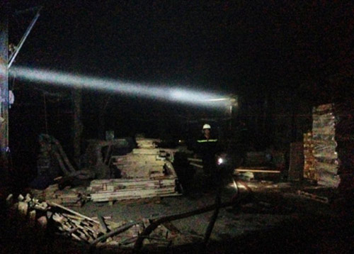 Cháy lớn công ty gỗ gần cao tốc mới khánh thành - 2