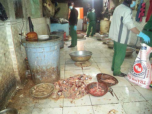 Mổ gia cầm lậu còn chống đối lực lượng chức năng - 1