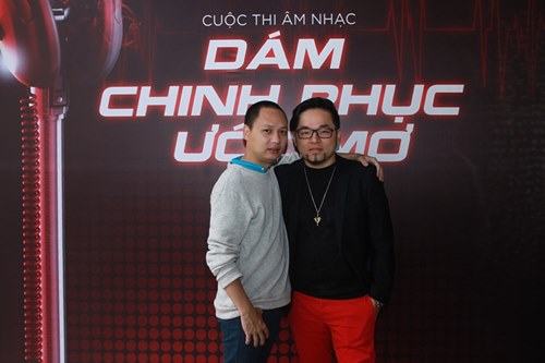 Trang Pháp khoe vai trần bên DJ điển trai - 2