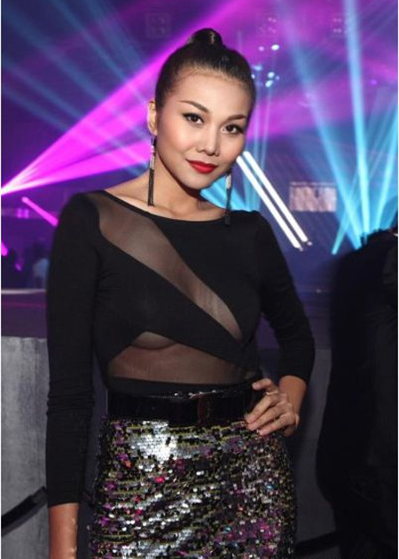 5 kiểu ăn mặc gây hoa mắt của người nổi tiếng - 8