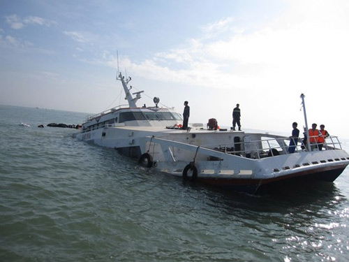 Bình Thuận: Chìm tàu khách lúc rạng sáng - 2