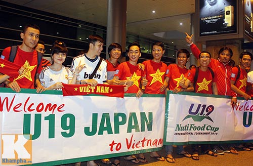 CĐV háo hức đón U19 Nhật Bản ở Tân Sơn Nhất - 1