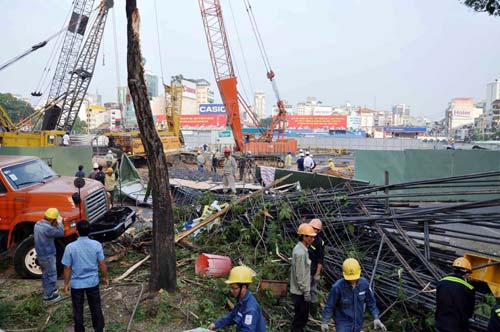 Sập cần cẩu nặng cả trăm tấn, dân chạy tán loạn - 2