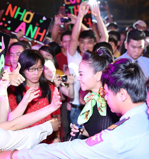 Thu Minh muốn bật khóc cùng fan - 6