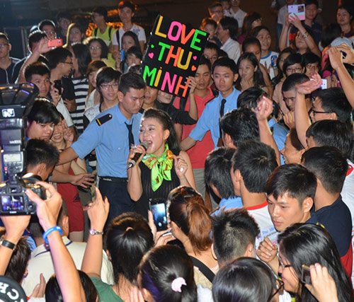 Thu Minh muốn bật khóc cùng fan - 19
