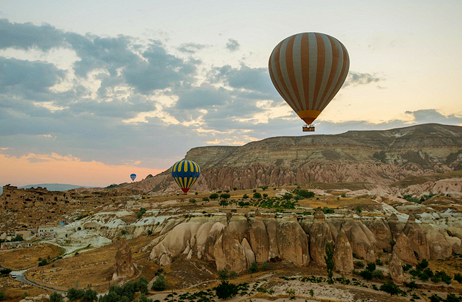 Du lịch khinh khí cầu là một trong những loại hình du lịch được yêu thích nhất ở Cappadocia, vùng đất có lịch sử lâu đời thuộc miền Trung Anatolia (Thổ Nhĩ Kỳ).
