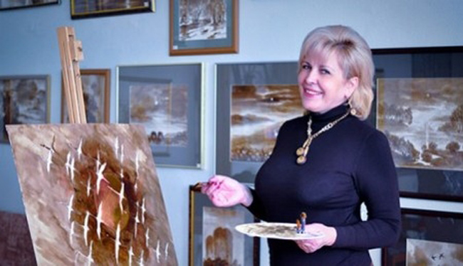 Nữ nghệ sỹ Ludmila Zhizenko (sống tại thành phố Gomel, Belarus) lại lấy dầu nhờn làm chất liệu để vẽ tranh.

