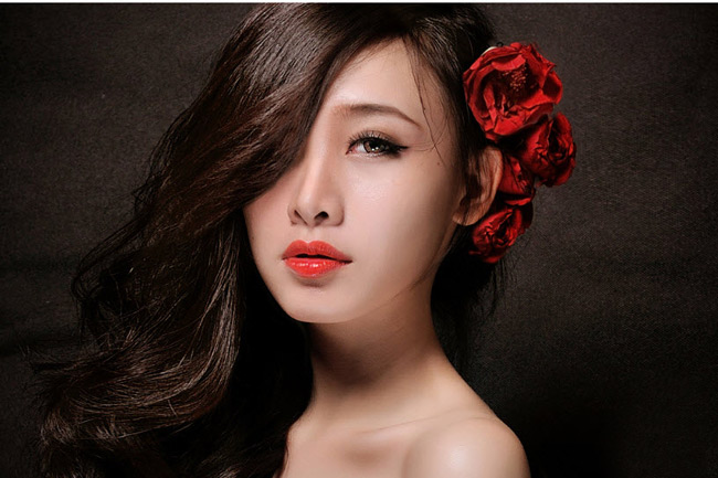 Và đôi khi, cô lôi cuốn người xem bằng vẻ đẹp ngọt ngào của mình
