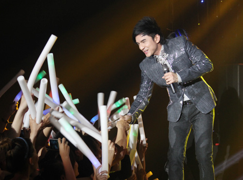 Thanh Thảo hôn Mr. Đàm say đắm - 11