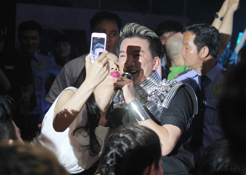 Thanh Thảo hôn Mr. Đàm say đắm - 9