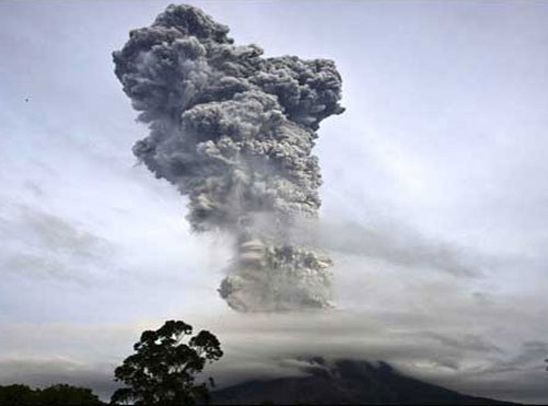 Indonesia: Núi lửa phun trào 30 lần/ngày - 1
